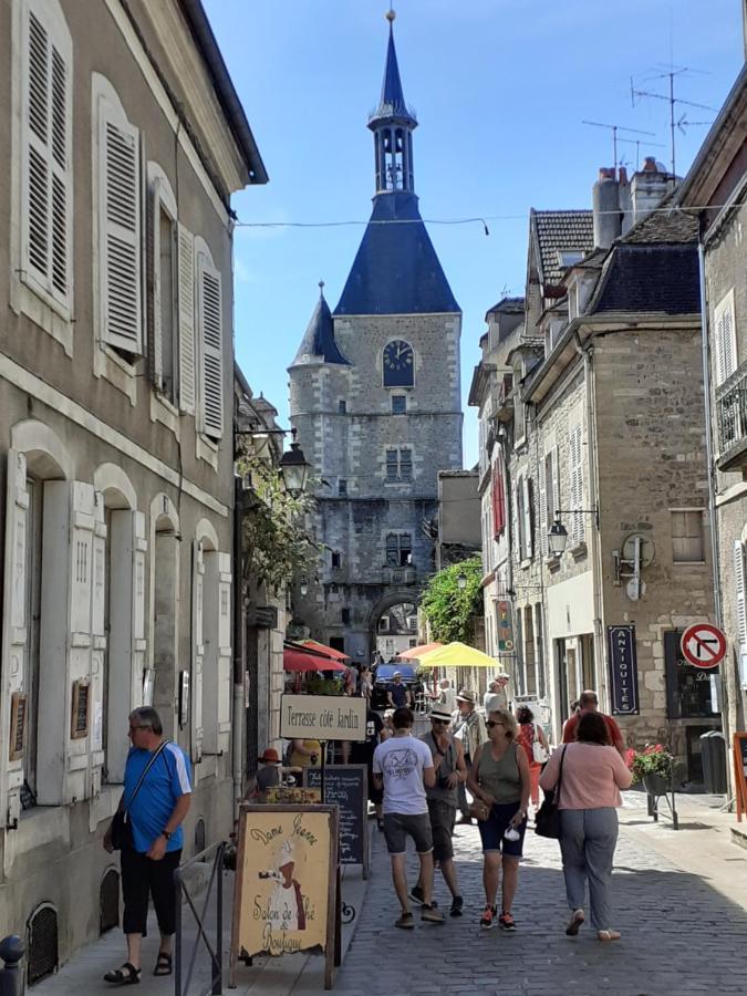 Appartement 48m2 pour 6 personnes au centre ville historique avec parking gratuit et une borne de recharge pour voiture à 10 metres Avallon Exterior foto