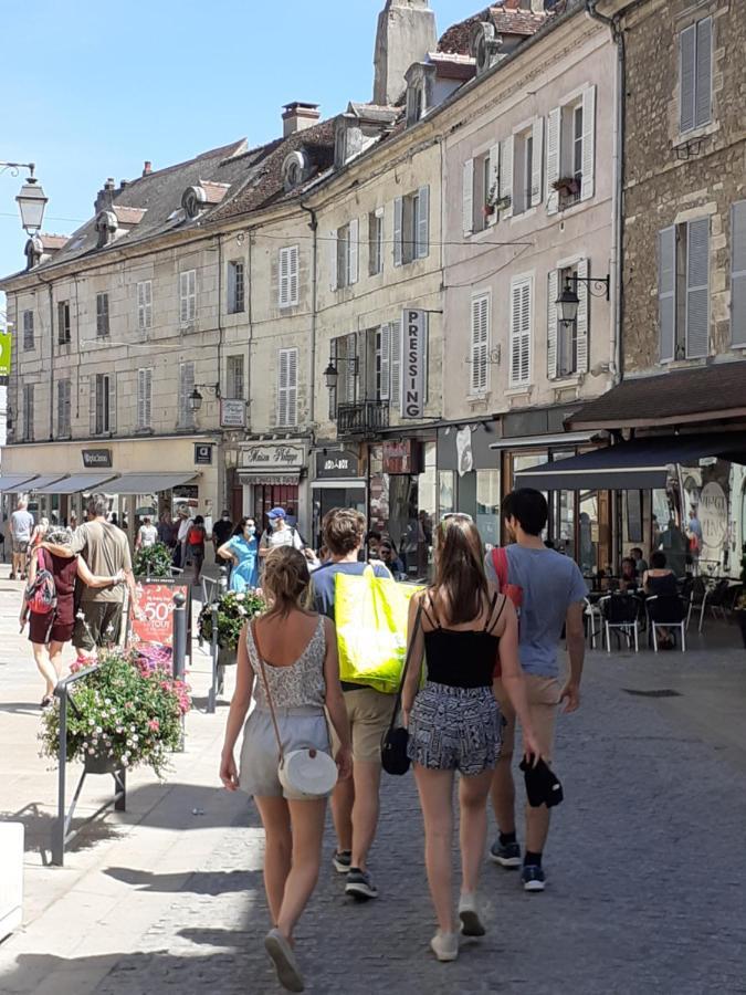 Appartement 48m2 pour 6 personnes au centre ville historique avec parking gratuit et une borne de recharge pour voiture à 10 metres Avallon Exterior foto