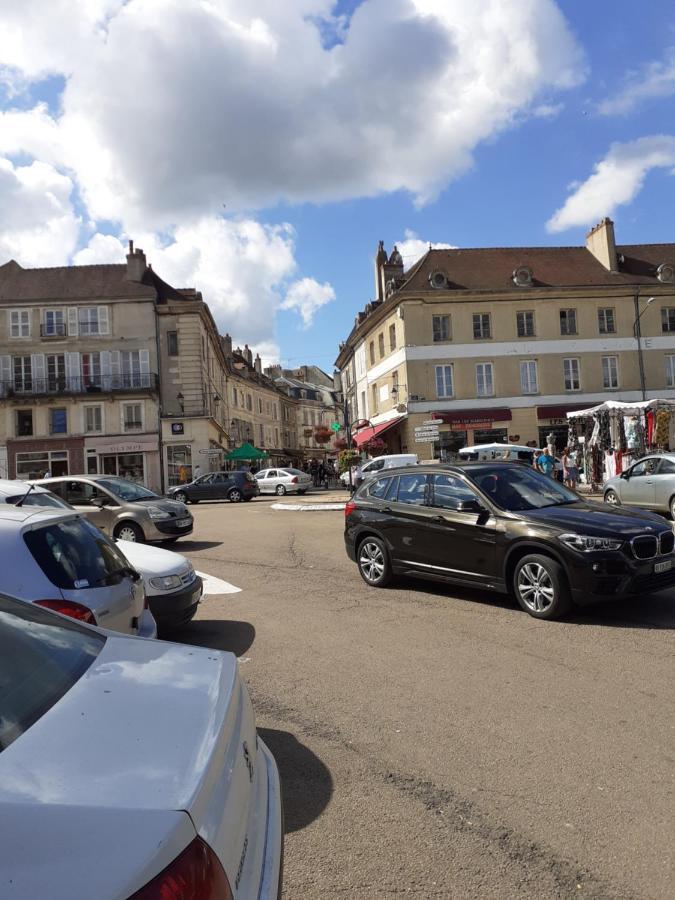 Appartement 48m2 pour 6 personnes au centre ville historique avec parking gratuit et une borne de recharge pour voiture à 10 metres Avallon Exterior foto