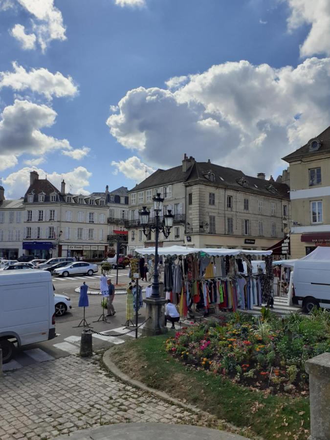 Appartement 48m2 pour 6 personnes au centre ville historique avec parking gratuit et une borne de recharge pour voiture à 10 metres Avallon Exterior foto