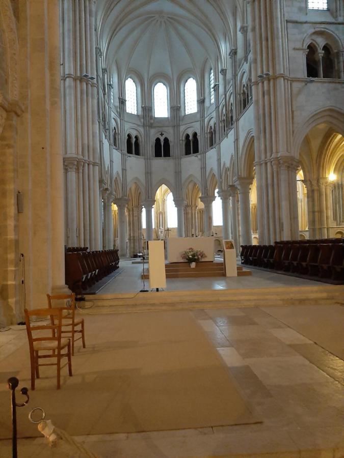 Appartement 48m2 pour 6 personnes au centre ville historique avec parking gratuit et une borne de recharge pour voiture à 10 metres Avallon Exterior foto